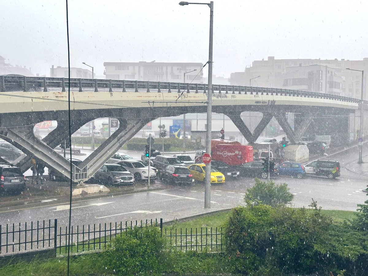 MnogoZle's tweet image. Градушката често ни напомня, кое е най-святото на българина 🇧🇬