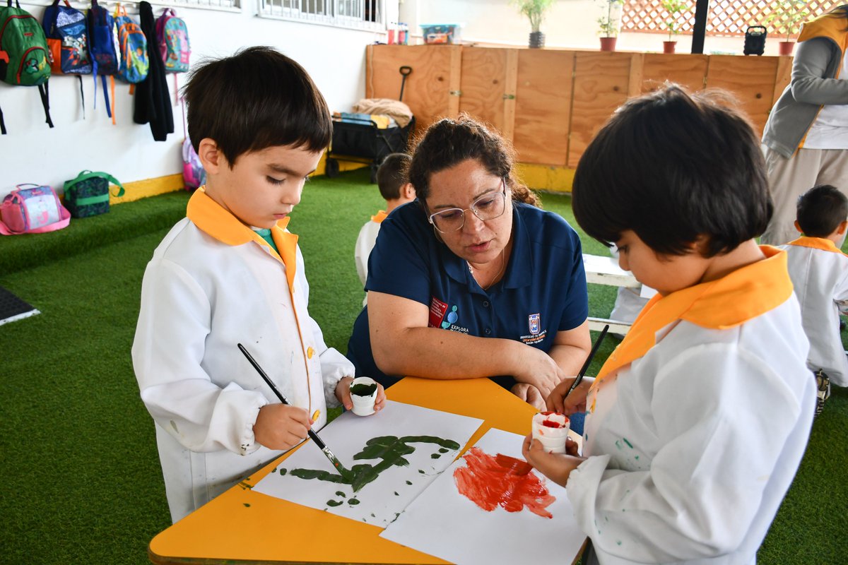 ExploraTarapaca's tweet photo. 🎨 Párvulos y educadoras de la Escuela de Lenguaje Nuevo Inti de #Iquique, vivieron la experiencia educativa #MiniPIPE “El almacén de los colores”, donde conocieron la ciencia de la rosa cromática, sus características y los cambios que experimentan los colores cuando se mezclan. https://t.co/km0Mmzd1zi
