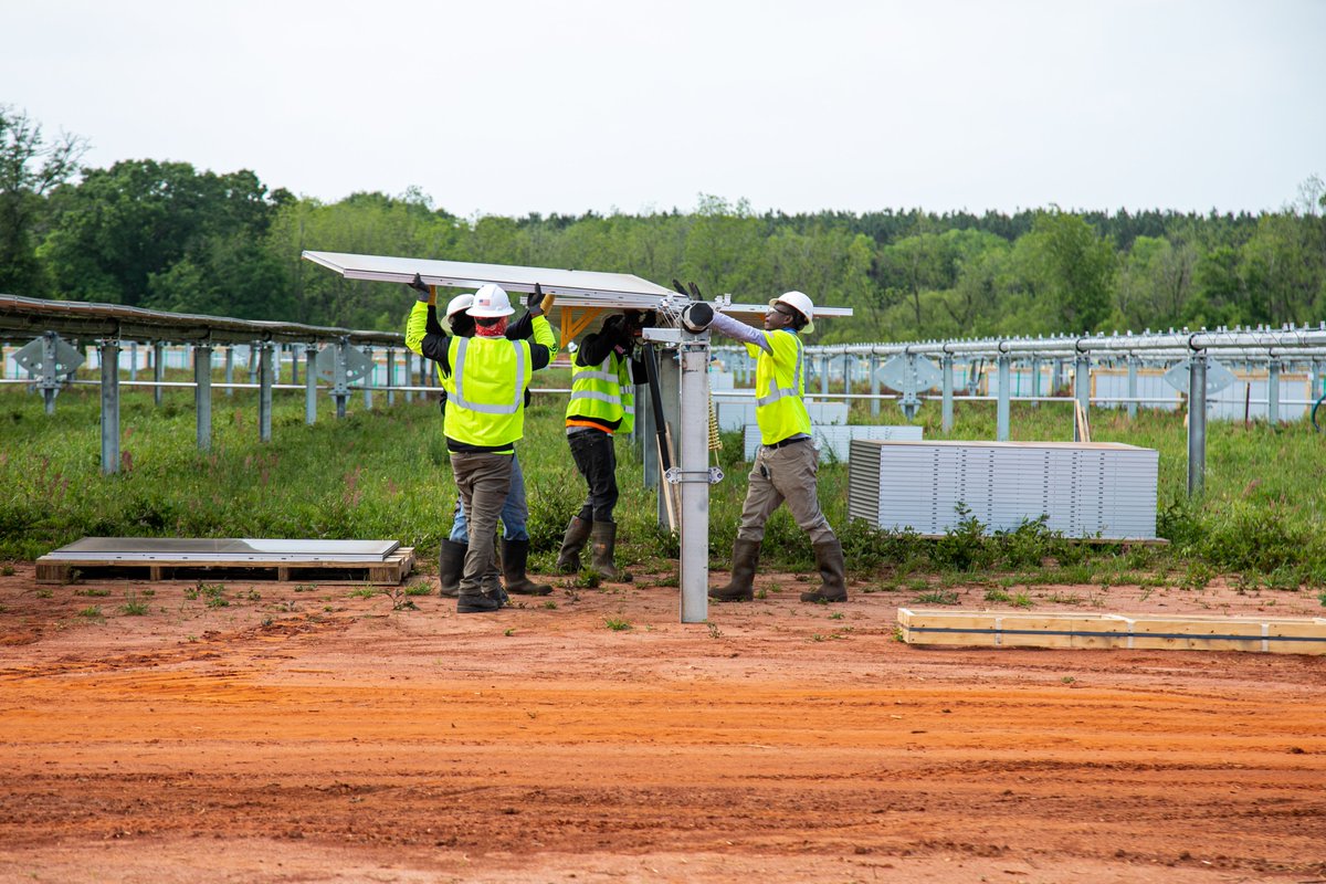 SEIA's tweet photo. The U.S. has now surpassed #5MillionSolar installations, all thanks to America’s #solar and #storage workers.
#SolarPowers well-paying, family-supporting jobs in every corner of the country. https://t.co/69FxDNAcOZ