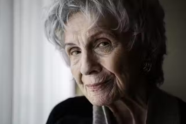 '...it is through rereading her stories about grief that her fans might begin to mourn the master who wrote them.' 💡Ellen Orchard (@TCDEnglish), writes for @ConversationUK on the legacy of Alice Munro, who died last week at the age of 92. 📚Read now: tinyurl.com/bdxrap8w