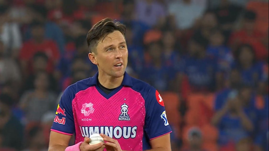 BishnoiAzaad's tweet photo. PowerPlay Man ♂️
#Bolty #RCBvsRR #RRvsRCB https://t.co/FPmidNOWvG