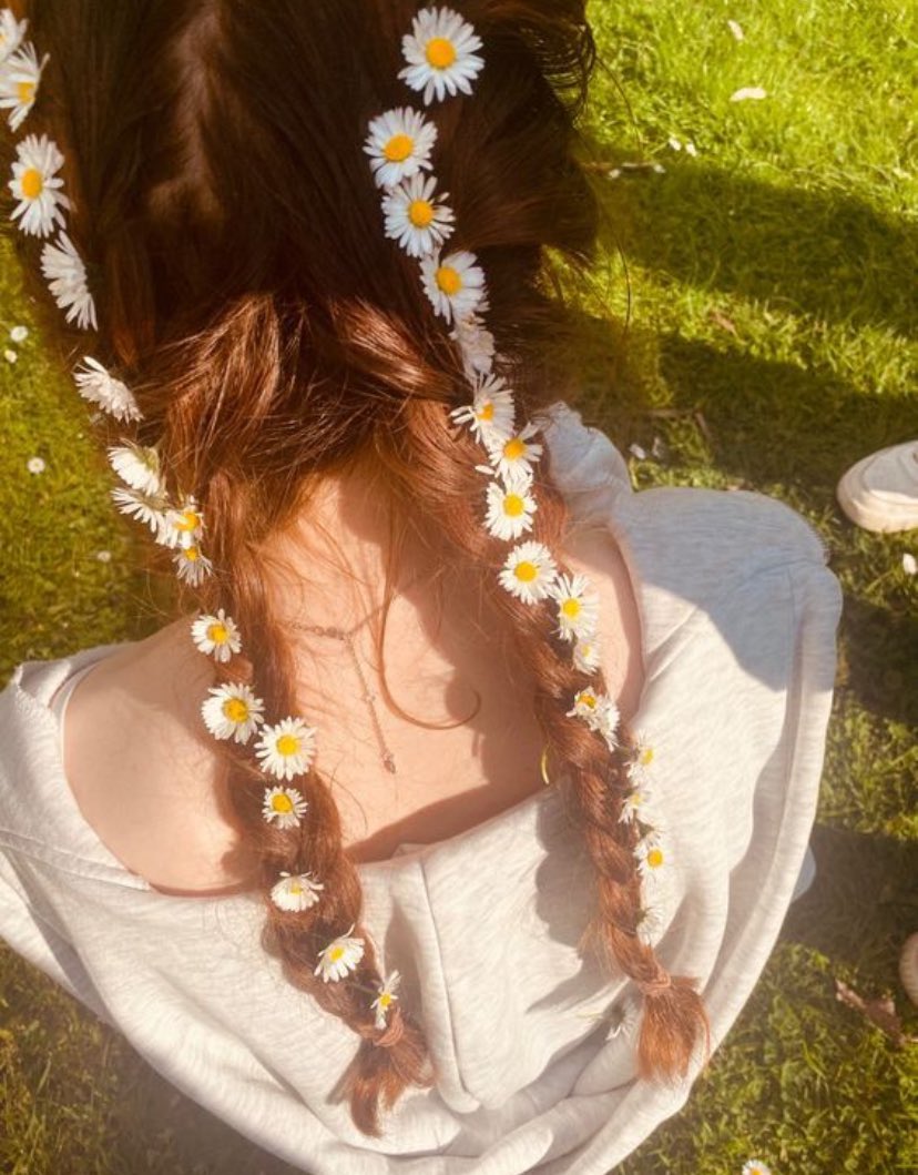Flowers in hair season 
🌻🌺🌸🪻🌹🌼