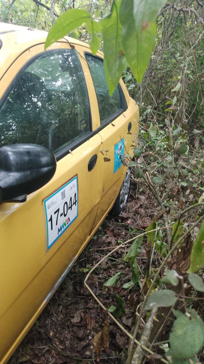 jcarreraandrade's tweet photo. Asaltan taxista en Manta y se le llevan el carro y al localizarlo en una guardaraya por sector de zona franca encuentran otro taxi robado. La delincuencia es terrible. No hay decreto de excepción que sirva. No hay patrullaje militar ni policial. . No hay seguridad. No hay nada. https://t.co/6OZhZzbrhC