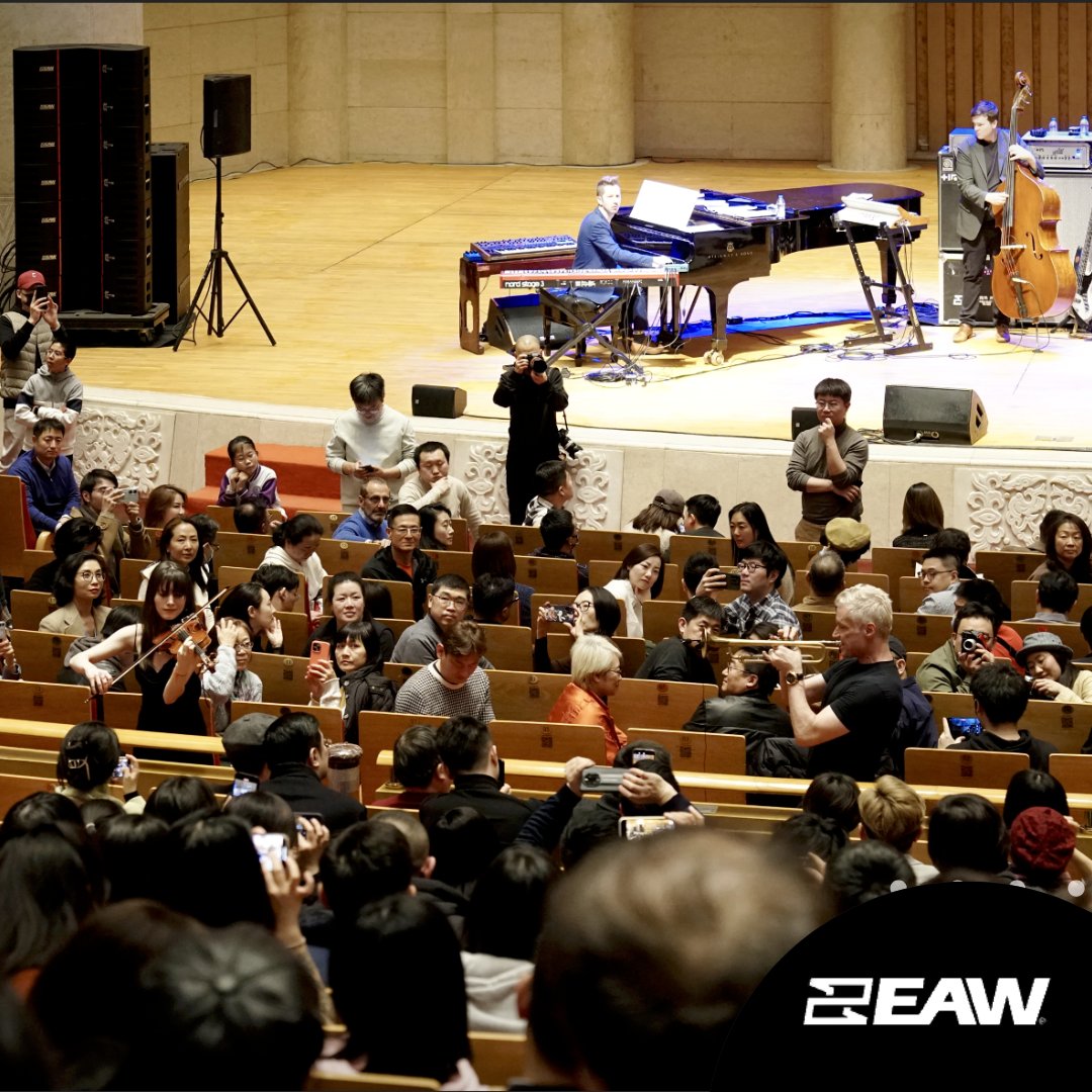 easternacoustic's tweet photo. EZPro leverages a combination of ADAPTive, SBX and MK series speaker systems providing an exceptional audio experience for a performance by American trumpeter and composer Chris Botti at the Bejing Zhongshan Concert Hall.
#EAW #EasternAcousticWorks #ConcertSound #EZPro https://t.co/eathVlVSEW