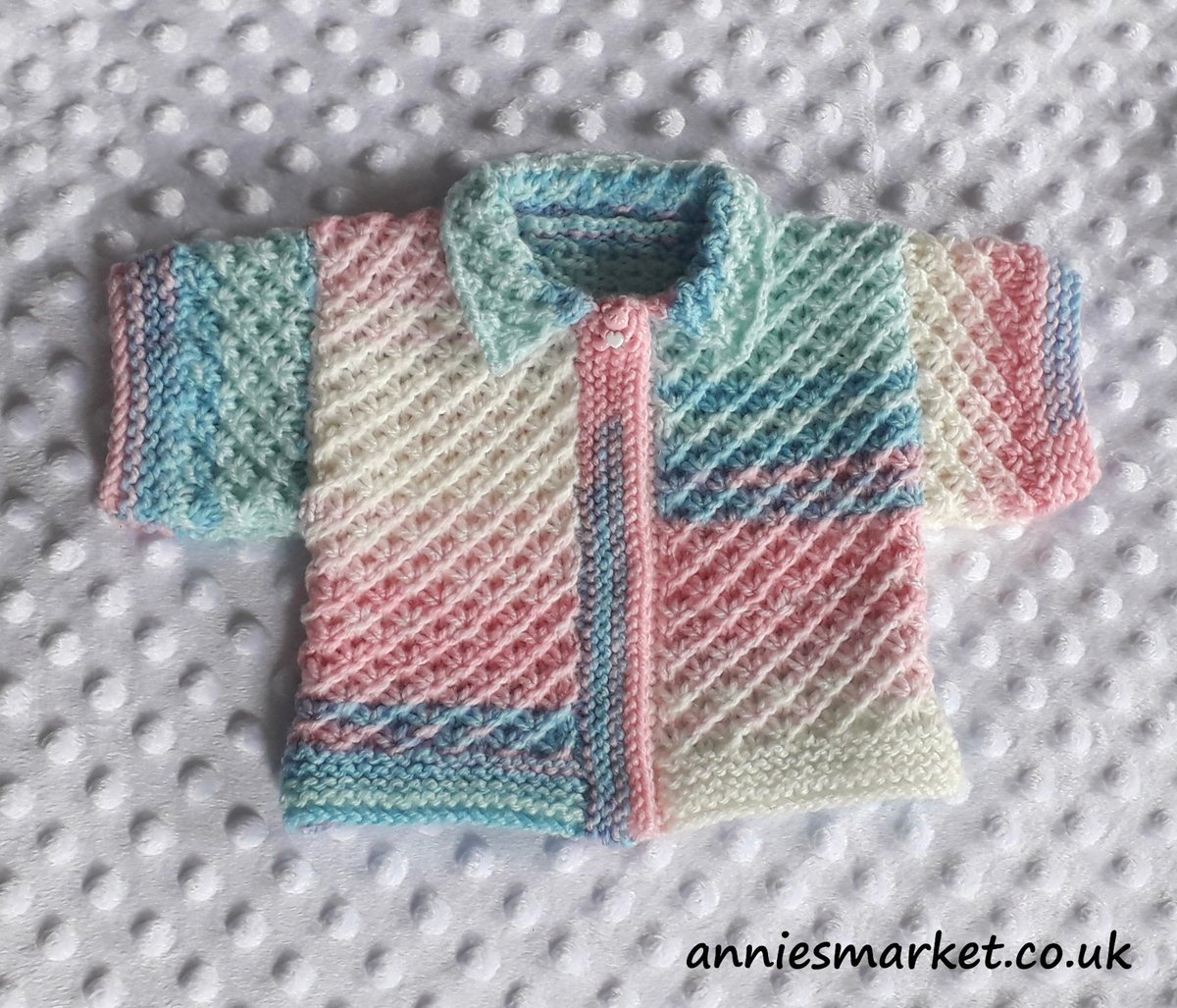 Knitting this little short sleeved cardigan really made me feel like Summer is just around the corner.🌞 #handknitted #babychic #CozyCuteness #babygift #handmade #handmadewithlove #knitting #anniesmarket
