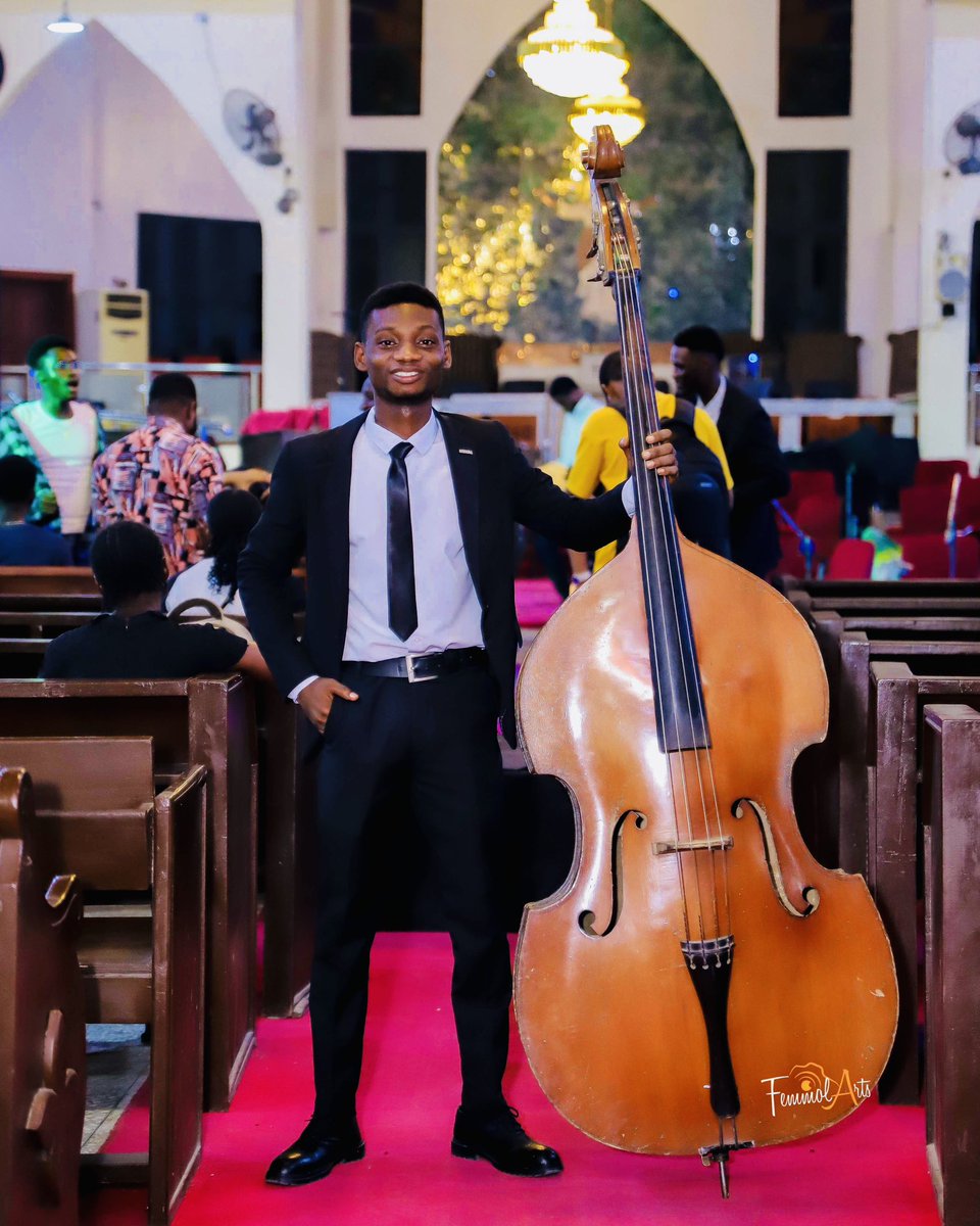 Joshuaadedeji8's tweet photo. Bringing down the house, one bass note at a time. 🎶 🎻 
.
.
#bass #music #concert #stage #performance #solo https://t.co/aPDFvTfYKu