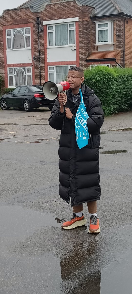 Proud to join members on the picket line at Byron Court in Wembley this morning. Following an Ofsted, the process of academisation to Harris began. However, members and parents here are standing up and pushing back. They want to keep their lovely community school for the