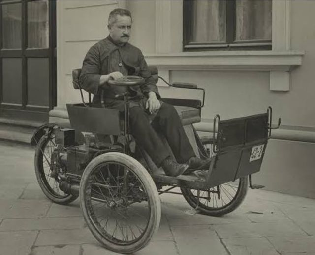 Enrico Zeno Bernardi (Verona, 20 maggio 1841 – Torino, 21 febbraio 1919) è stato un inventore italiano. Contribuì all’invenzione del motore a scoppio ed al miglioramento della meccanica delle prime automobili. È stato uno dei precursori dell'invenzione dell'automobile azionata da