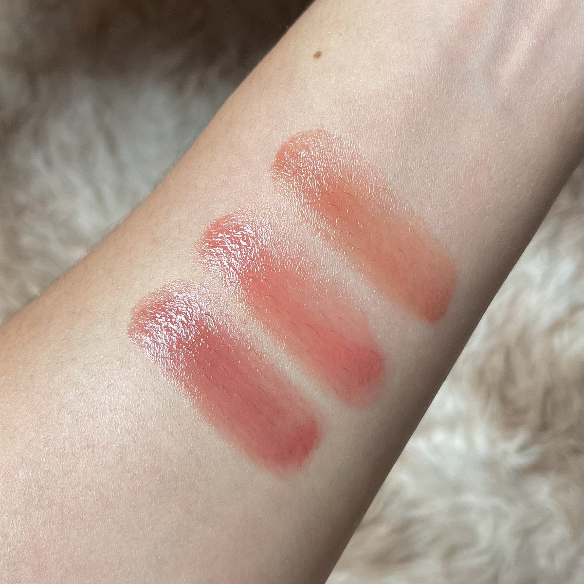 jjdoesitwork's tweet photo. kate lip monster 3 สี mlbb แบบทาแล้วจับโป๊ะไม่ได้ ไม่แต่งหน้าก็รอดคือ 02 03 05 ถ้าชอบ mlbb เลือดฝาด ระเรื่อๆ แดงนิดๆ งานปากลูกคุณไป 02 ชอบอมส้มนิดนึงน้ำตาลหน่อยๆ ทาแล้วดูแพง ดูผู้ดีไป 03 แดงก่ำๆ เลือดฝาด ออกกำลังกายเยอะ ทาแล้วขับผิว หน้าขาวไป 05 

สวอชจากบนลงล่าง
03 heat haze: นู้ดน้ำตาลอมส้ม
02 pink banana: ชมพูอมแดง mlbb
05 dark fig: แดงก่ำๆ ขับผิว

📍https://t.co/7JGZ2D3WsE