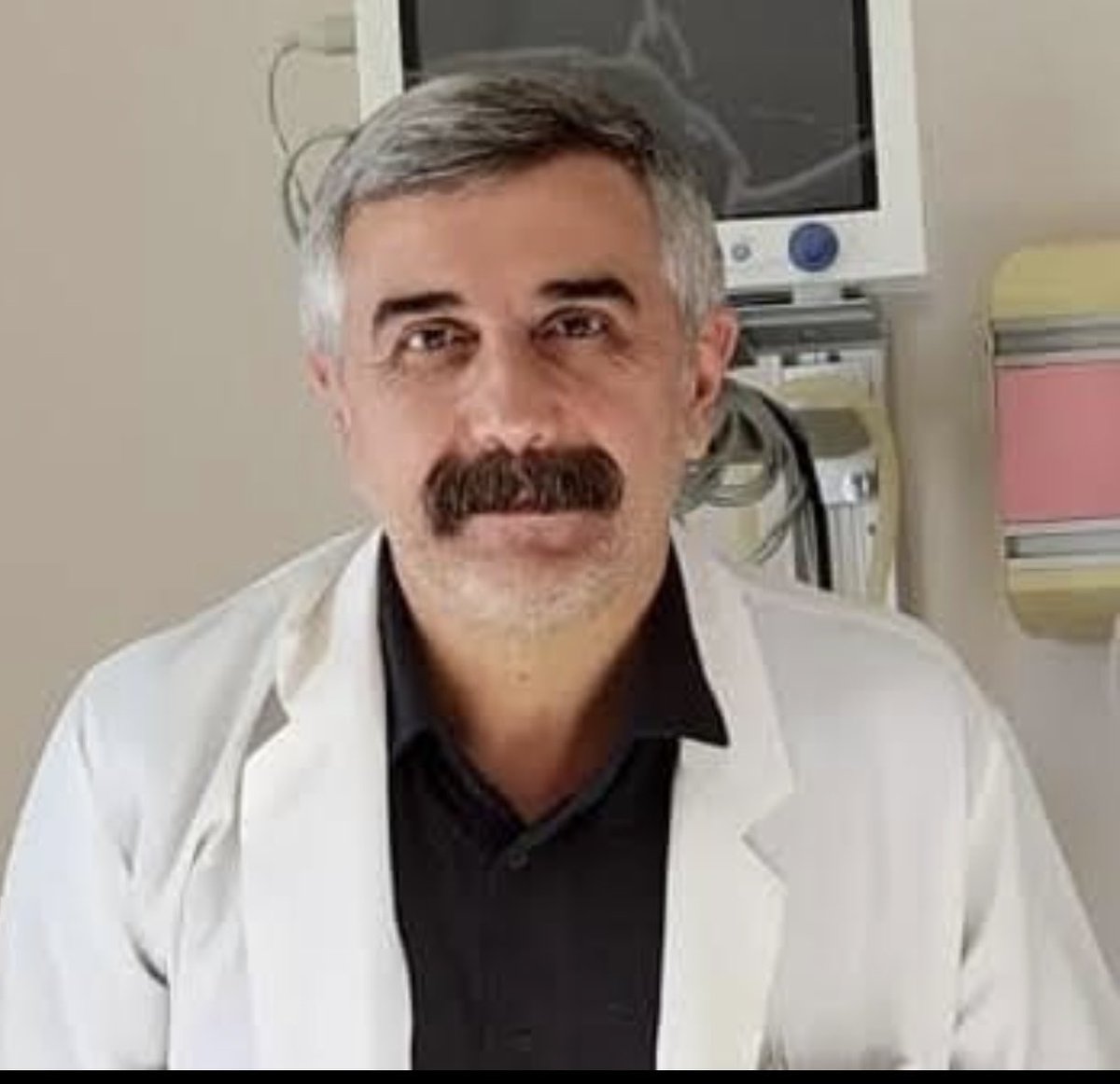 Van’da yıllardır gece gündüz demeden, hiçbir zaman hastalar arasında ayrım kayrım yapmadan, hasta olan milyonlarca kişilerin hayatını kurtaran, bölgede hastaların umudu olan Sn.Prof. Dr. Çetin KOTAN’ın kalp krizi geçirme haberini alır almaz koşa koşa hastaneye