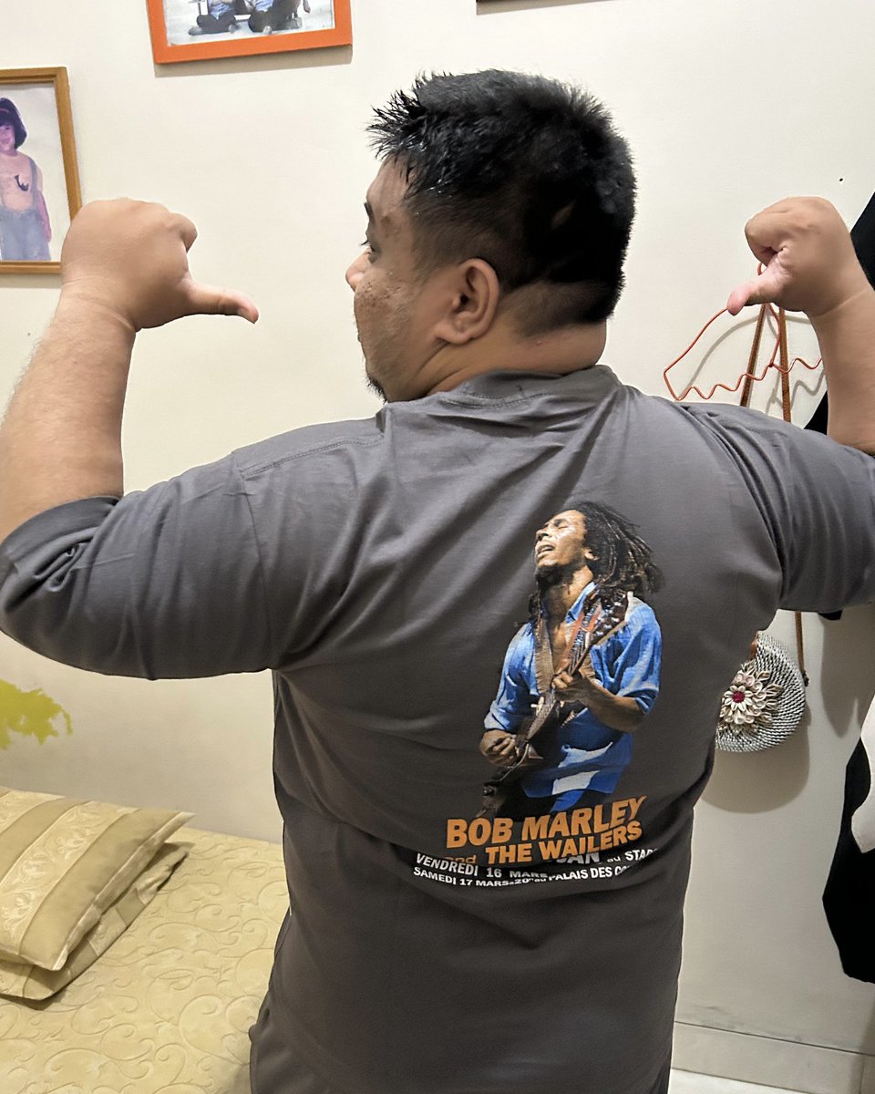 abet_autan's tweet photo. Bini: Mau kado apa cik ultah teh?
Abi: Pengen baju Bob Marley ah, biar woyo!

Jol bener di pesenkeun 🤣👋🏻 https://t.co/moMEYvviUy