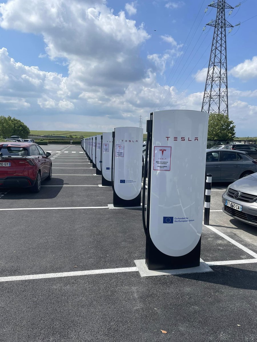 Now this is how you use EU subsidies🇫🇷🇫🇷🇫🇷
How many plugs do you see?
📍Champfleury (Reims)
@TeslaCharging ⚡️⚡️⚡️

#alwaysbecharging #PublicSuperchargingInEurope 
#fastcharging 

Photo: Médéric Boct 📸