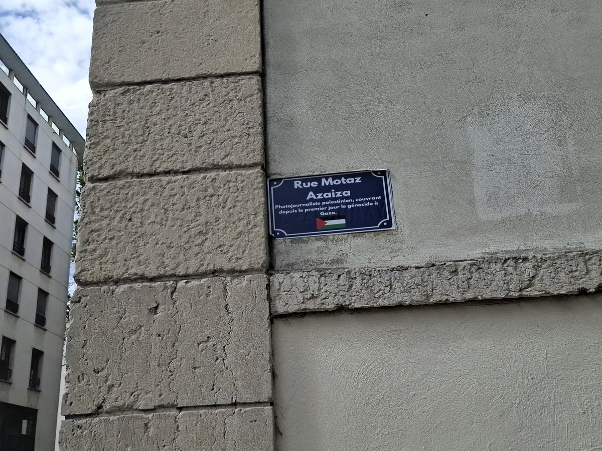 AssmatBotelho's tweet photo. Voici les nouveaux noms de rue que vous pouvez trouver à l'angle de la rue chaponnay et rue Vendôme, et la deuxième en face du 241 rue duguesclin à Lyon 3ème. 

Qu'en pensez vous ? 

#lyon3 #rueduguesclin #ruechaponnay https://t.co/Ypq8PFsvGv