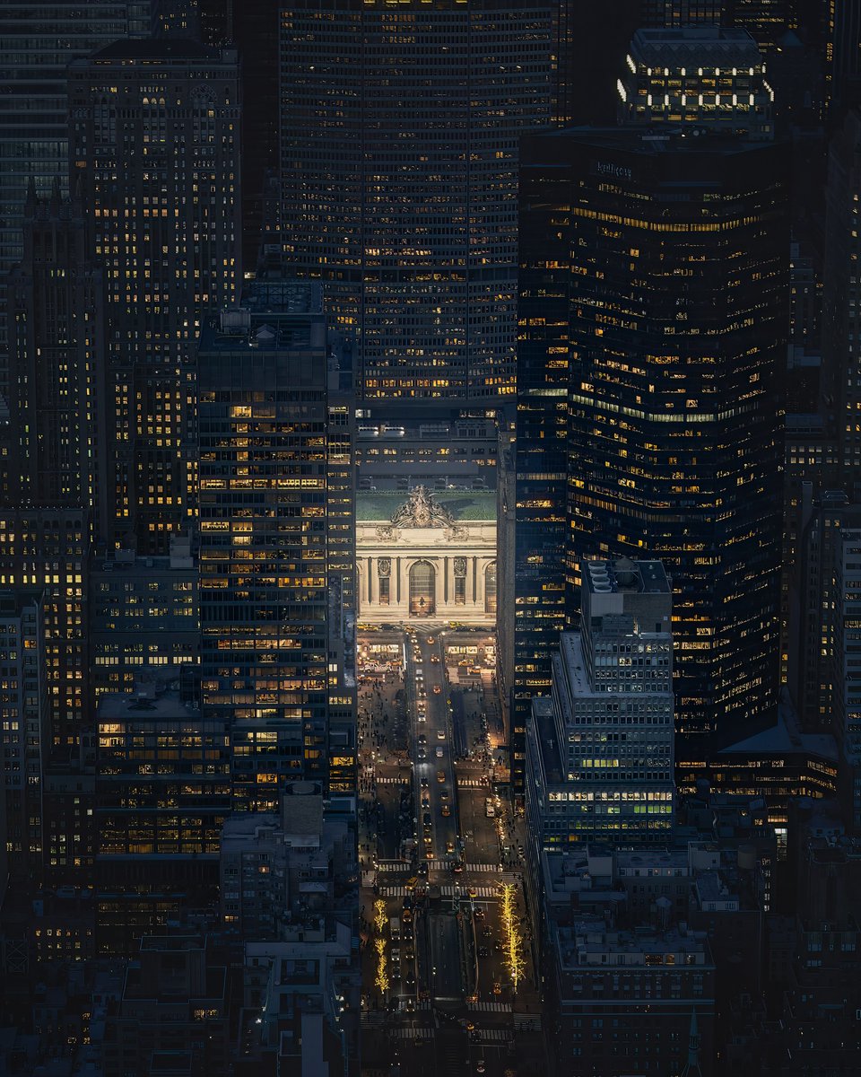 The luminous heart of NYC. 🌙💛 📸 : @BEH0LDINGEYE #GrandCentral #nycphotography #nycnights