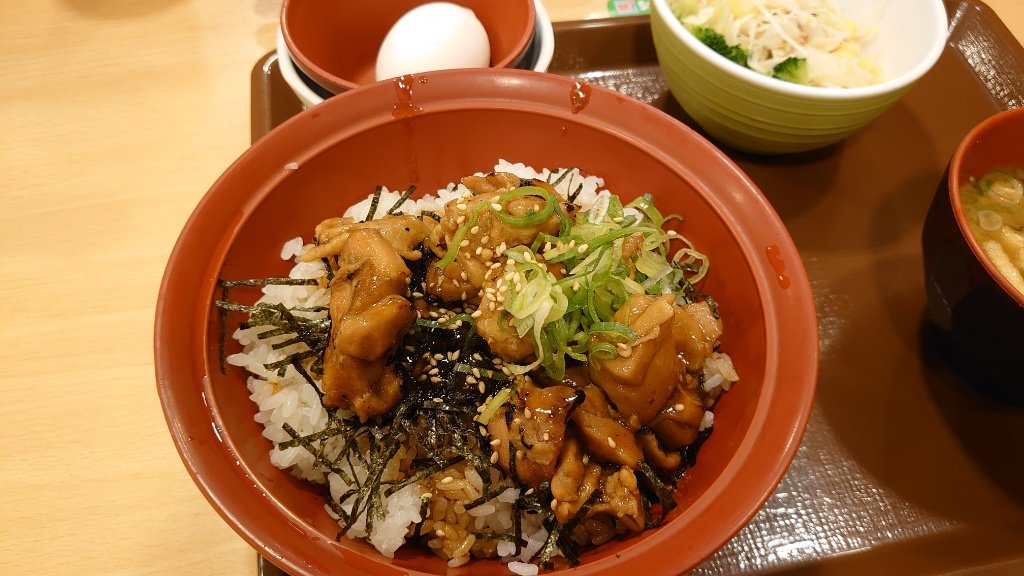 すき家で炭火やきとり丼