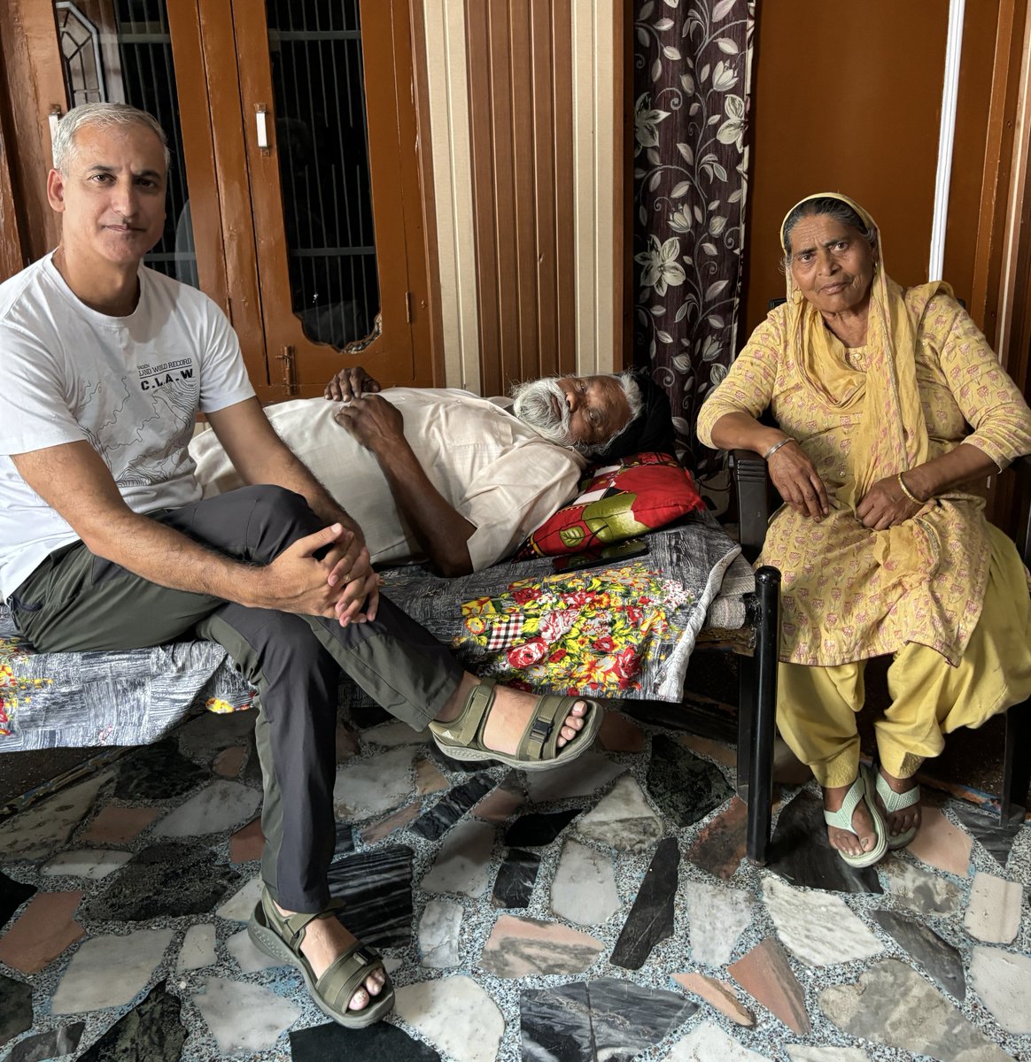 Today visited Sardar Gurnam Singh, who suffered a minor attack a few days ago. He is recovering well. His son SEPOY BALWINDER SINGH 8 SIKH #IndianArmy was immortalized fighting pakis in #KargilWar in 1999. Though son served only 18 months, parents are still in touch with Unit.