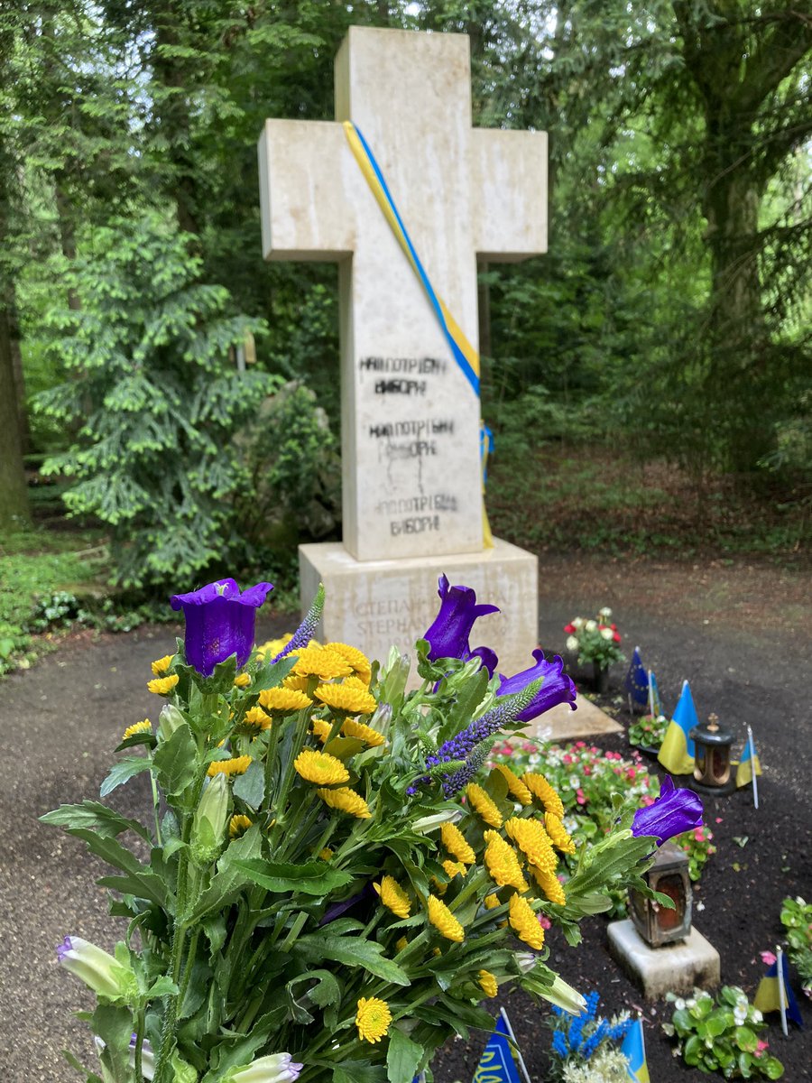 I brought flowers to the grave of Ukrainian freedom champion, a prisoner at a Nazi camp and a victim of a Muscovy terrorist Stepan Bandera. His grave is regularly being vandalized by Russians. Today was not an exception. Bavarian police still has no cameras installed at the grave