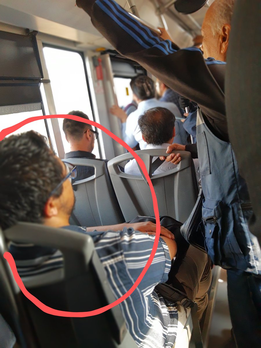 hugocl64's tweet photo. Esté angelito me empujó para quedarse con el lugar, el señor que está parado junto a el tendrá unos 70 años y tampoco le cede el lugar, es un verdadero patán ¿Así educan a sus hijos?@TlalpanVecinos @Pilurodriguez13 https://t.co/ISN4KDXZXj