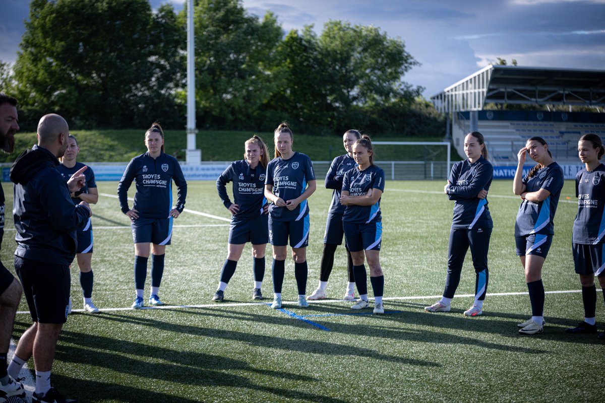 🚧 Nos féminines préparent leur dernier match de la saison face à l'ESOF Vendée La-Roche-Sur-Yon, samedi à 18h30 ! 💥 #TeamESTAC 🔵⚪️