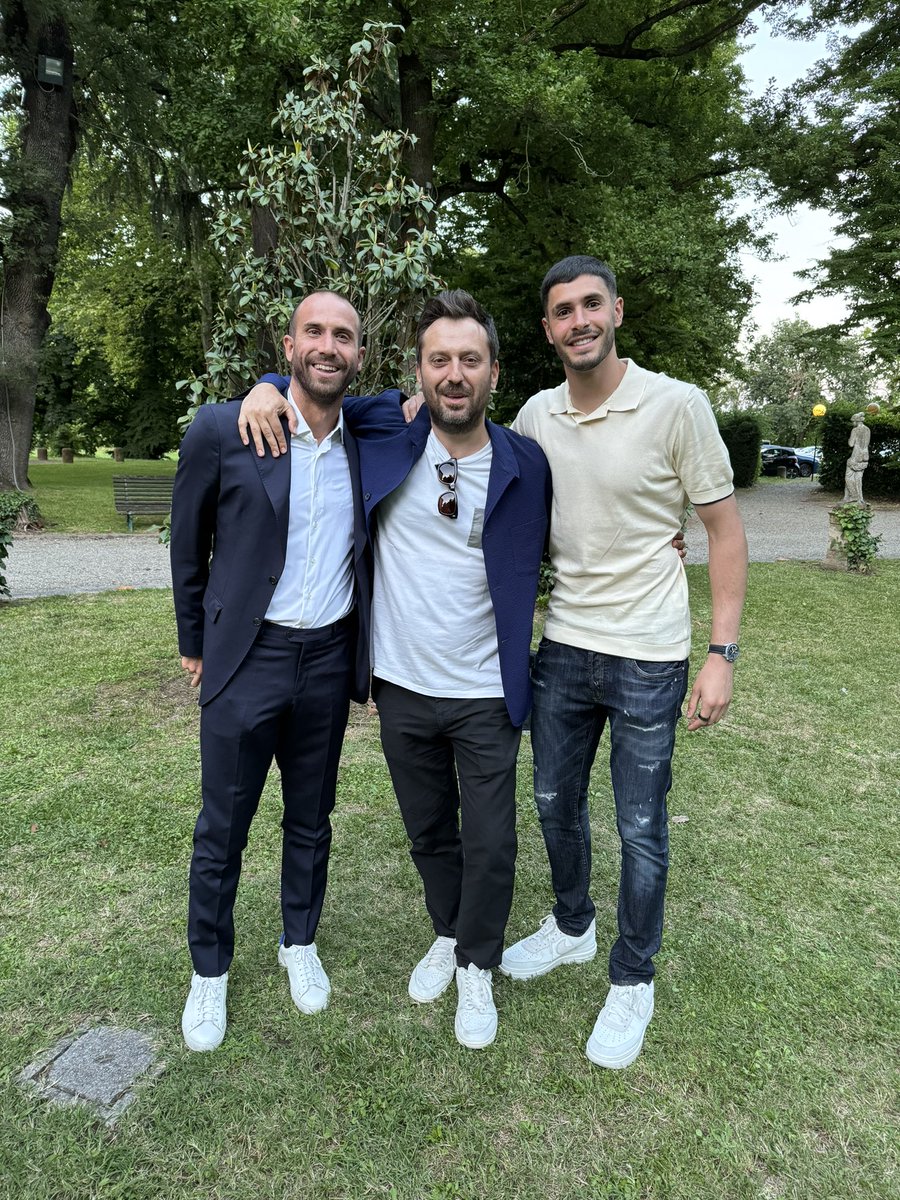 l_desilvestri's tweet photo. FAMILY. WE ARE ONE. ❤️💙⚽️💪🏻
#bologna https://t.co/QuGfZhzrl3