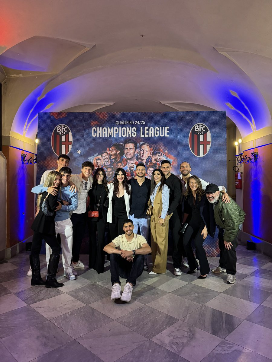 l_desilvestri's tweet photo. FAMILY. WE ARE ONE. ❤️💙⚽️💪🏻
#bologna https://t.co/QuGfZhzrl3