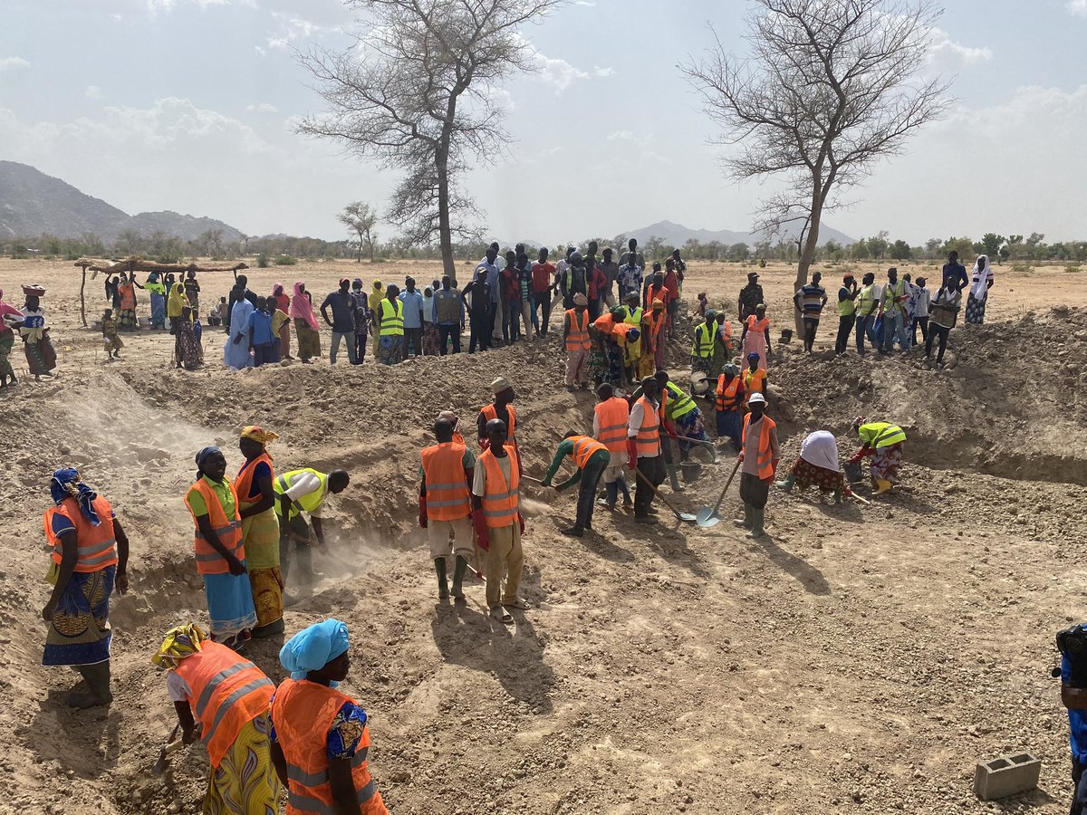 WFP_Cameroon's tweet photo. #Cameroon🇨🇲

These are the kind of innovations and partnerships needed to end hunger in Cameroon

#PULCCA is an innovative &amp; grassroots project bringing partners like @MinaderCm, @WorldBank &amp; @WFP together to improve #FoodSecurity for the most vulnerable #communities

#ZeroHunger https://t.co/SgOhsZXSOy