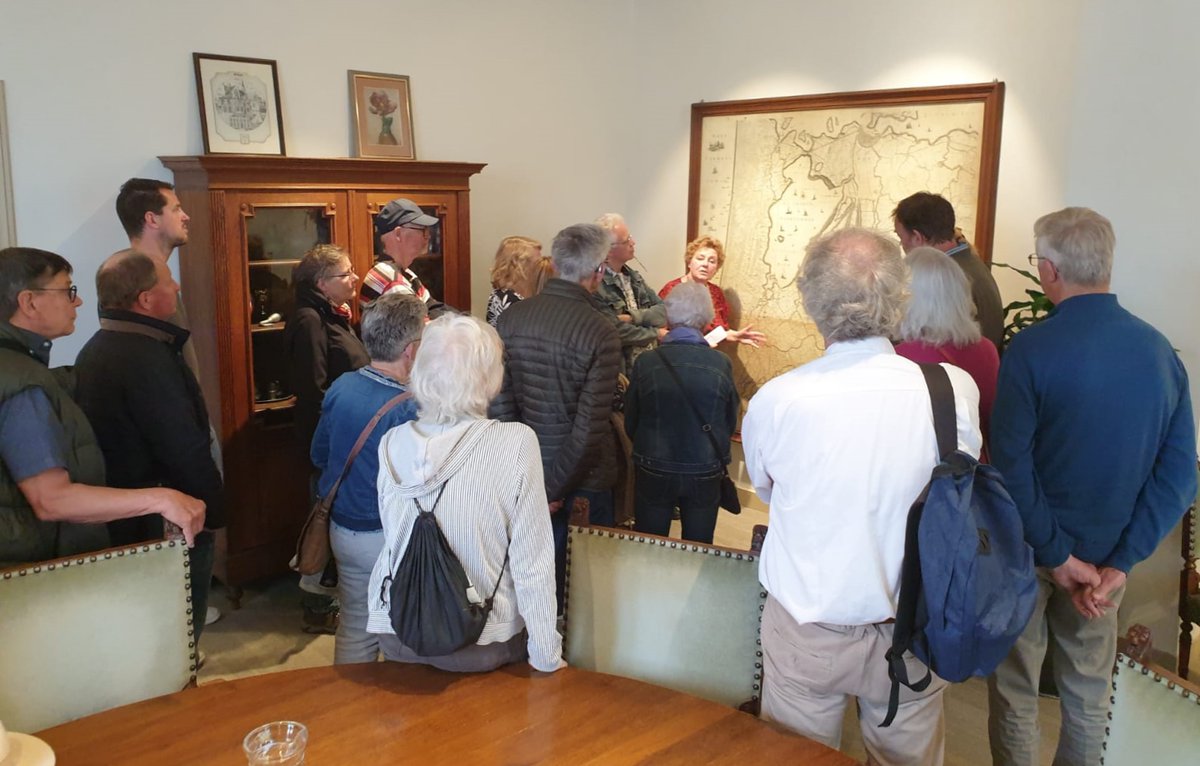 Tijdens de Dag van het Kasteel was ’t Hof van Hillegom voor het eerst sinds jaren opengesteld. Ongeveer 300 bezoekers kwamen ’t Hof van binnen bekijken en genoten van de verhalen over zeven eeuwen geschiedenis vriendenvanoudhillegom.nl/index.php?page…