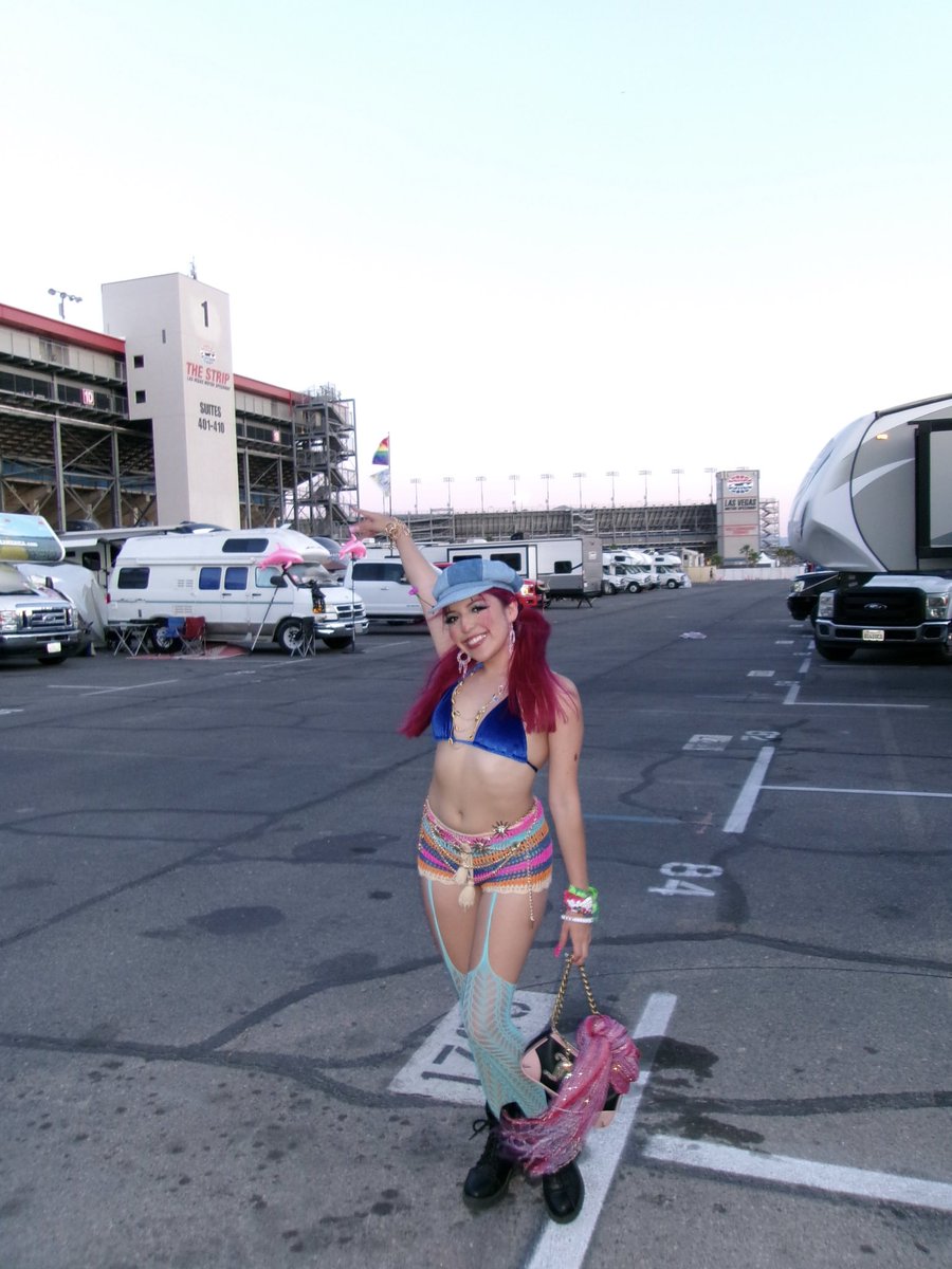 liz_luvsyu's tweet image. Clowning at the best carnival ever 🫶🏼💖 #edclv