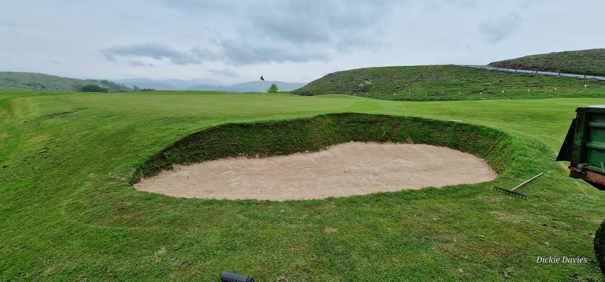 That's the 12th greenside bunker finally finished. started it in January, finished it in may due to the bad weather.  
#greenkeeping #greenkeeper #winterwork #golflakes #lakesgolf