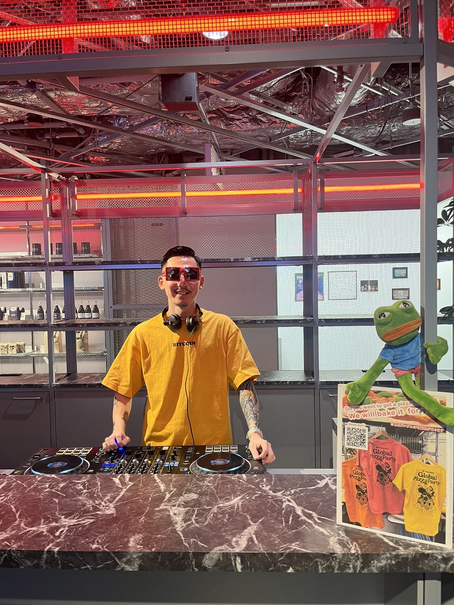 labomatsuki's tweet image. DJ工場長🤣🤣
ハラカドのBABYにて🍕PARTY🫰
まり姐さんさすがっす🫶🫶🫶
@daikoujyou @mariroom 
#pizzadao #globalpizzaparty #ハラカド #babythecoffeebrewclub