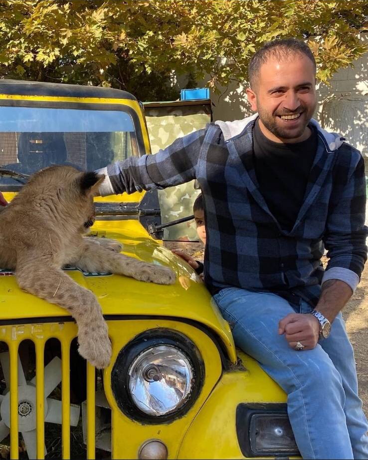 Ayhan Bora Kaplan'ın amcaoğlu Serhat Kaplan, Pazartesi gecesi diğer amcaoğlu Dedo Kaplan'ı dizinden vurdu. 
Fotoğrafta Dedo Kaplan, bir kaplanla görünüyor. Kaplanlar çetesi ya bunlar. Birbirlerine düştüler kimin kimi vuracağı muamma.