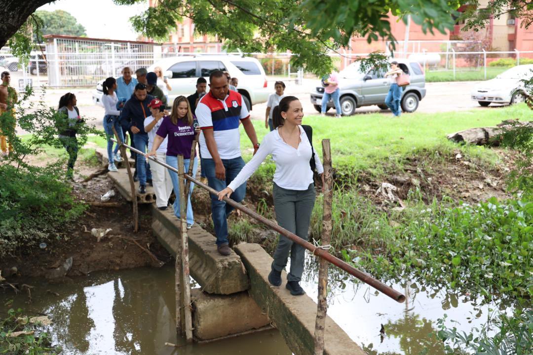 ConVzlaComando's tweet photo. ¿Qué significa “hasta el final”? Llegar a nuestro destino superando cada obstáculo que nos pongan. 

Como Venezuela, @MariaCorinaYA avanza hasta el final. 

Así llegamos a #Apure 🛶💪 https://t.co/3Yf3yMgRPs