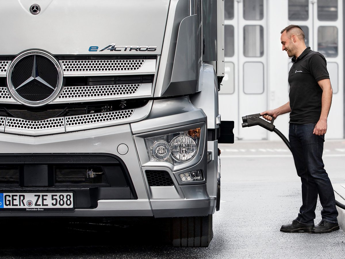 #MercedesBenzTrucks is now offering its customers the purchase of #FastCharging stations from its dealerships, in addition to battery-electric vehicles. The 'Depot Charging' package includes consultation, hardware sales, & technical service: dth.ag/GSZdBsf4

#DaimlerTruck