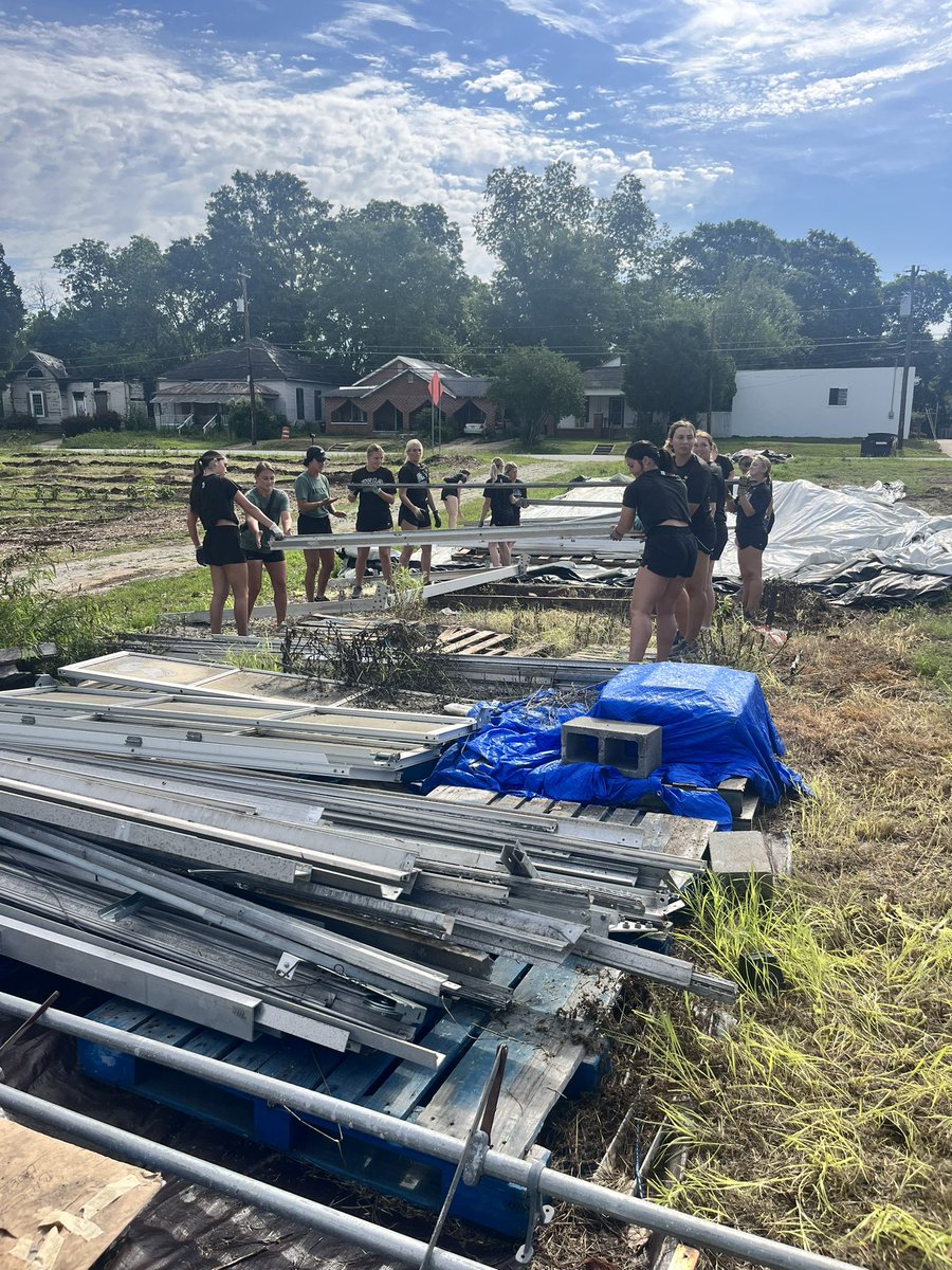 DroverAthletics's tweet photo. Community service to begin day 2 in Georgia🧱⚒️🧤

#DroverNation🐎 x #DB90
@USAOsoftball x @NAIA https://t.co/TyBfpljwvk
