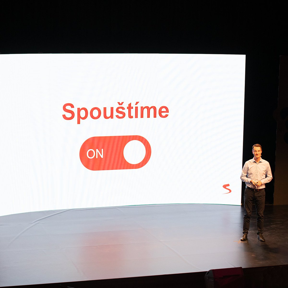 Sklik's tweet image. Na závěr tradičně servírujeme připravované novinky. Těšíte se na automatizaci? @velechovsky sdílí zkušenosti z testů optimalizace na konverze, poodhaluje návrh automatického generování reklam pomocí LLM a představuje možnosti připravované plně automatizované kampaně. #SEF2024