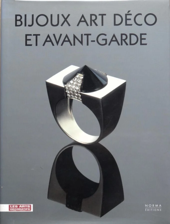 Bijoux Art déco et avant-garde, les arts décoratifs (livre) #art #booksartpassio #lecteurs #lecture #ideecadeau #Books #book #livre #livres #bookTwitter #culture #rencontres #rareBooks #bijoux #artdeco #joaillerie #HauteJoaillerie En vente ici booksartpassio.com/article/bijoux…