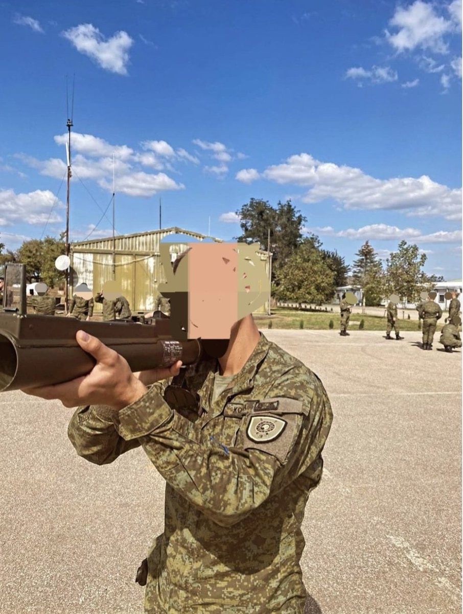 Türk eğitmenler tarafından HAR-66 hafif tanksavar kullanımı konusunda eğitim gören Kosova birlikleri.