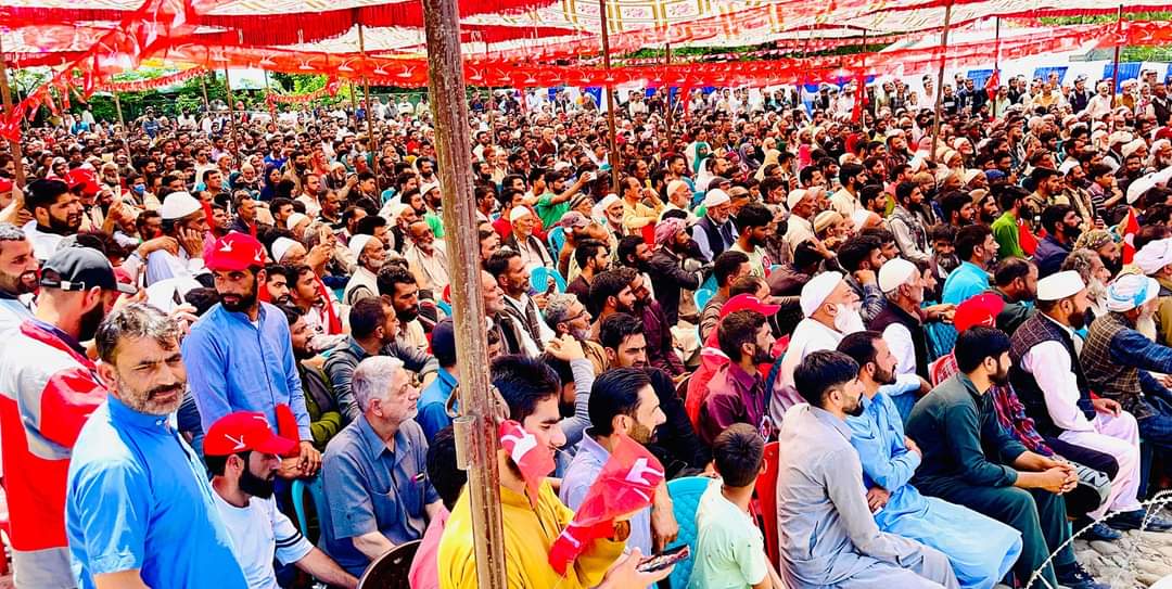 JKNC Vice President Omar Abdullah along with Party Candidate Mian Altaf Ahmad Larvi addressed a mega workers convention in Ashmuqam today. The event was organised by District President Anantnag & Incharge Constituency Altaf Kaloo. Party Treasurer Shammi Oberoi, Provincial