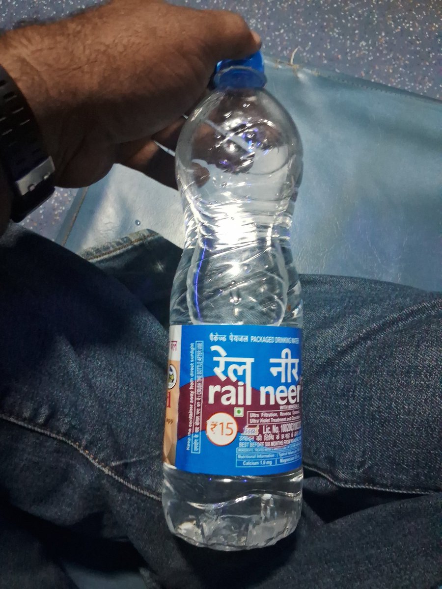 AbirChatte3482's tweet photo. @IRCTCofficial PNR:2415190810,Trn: 12308,berth num s1 42, mera num 8252400107,sir ji eh kiya ho raha hai 15 rupay ka pani 20  rupay liya ja raha hai,eh bahut bara scam ho raha hai,kuch to kijiey.or sanju name ka hai oh banda jo 15 ka pani 20 ka sell kar raha https://t.co/KqyC5xVHHP