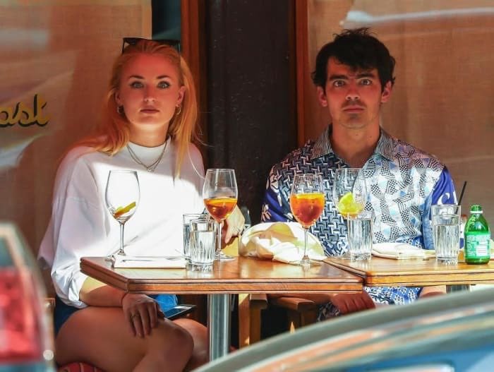 solelynostalgia's tweet photo. Joe jonas and sophie turner trolling the paparazzi https://t.co/hNgeVAsJMJ