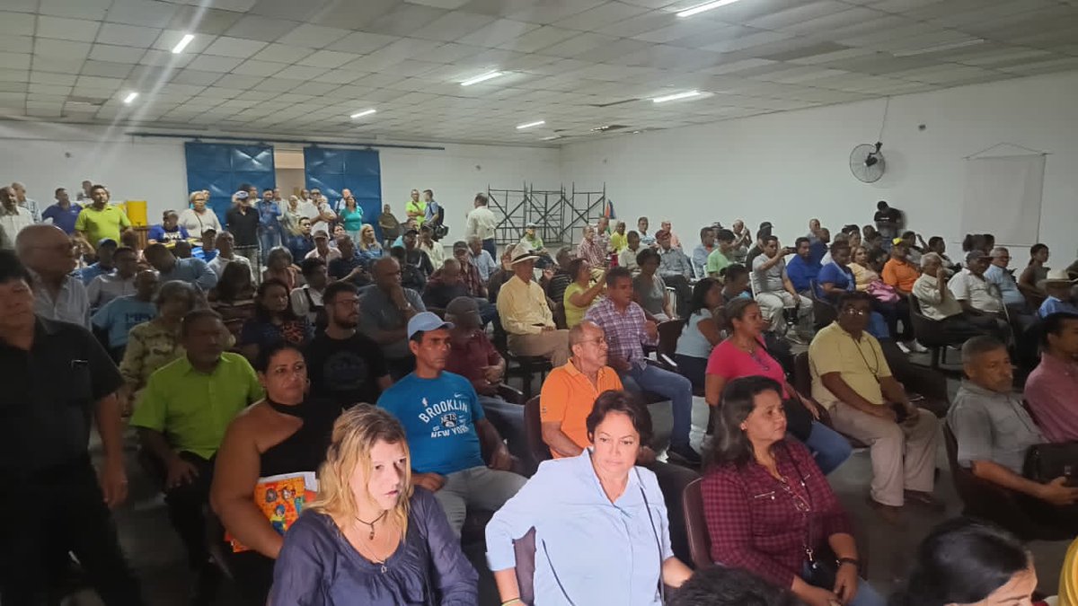 LaCausaRVe's tweet photo. #22Mayo encuentro de dirigentes laborales y gremiales del estado #Guarico con @AndresVelasqz  en la Casa Sindical de #SanJuanDeLosMorros: "sólo un cambio político a partir de la victoria del #28J permitirá que los trabajadores reconquisten sus derechos". Con @EdmundoGU A GANAR! https://t.co/gMFlLjgPF0