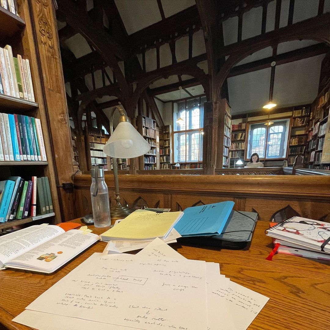 A while ago, Bec Evans shared this picture from her gallery desk. Note the closed water bottle on the left. Water is the only liquid allowed here, and only in closed bottles. Be like Bec and keep our books, and our Grade I listed Reading Rooms, safe from spills and stains 🚱🙂