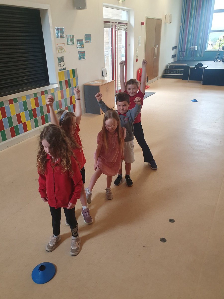 As the rain came out of the blue this afternoon, another indoor session with Year 2 pupils at @YsgolTycroes. The pupils seemed to enjoy the passing and relay games, with the Blue team coming out on top, overall. Well done all! 👌👍🏉 @WRU_Scarlets @WRU_Community