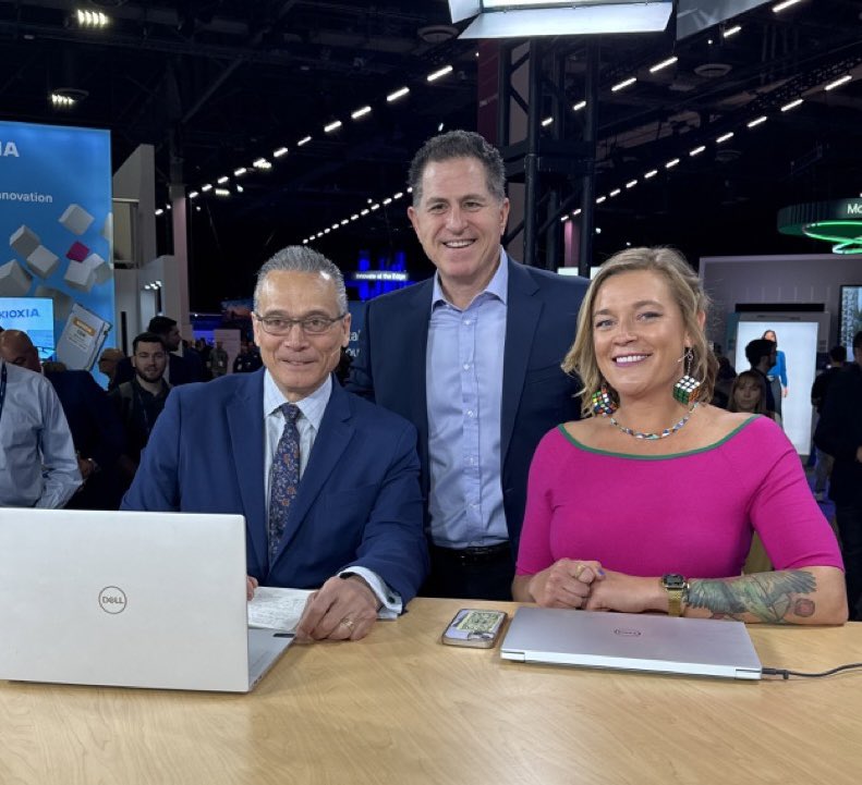 I had the incredible honor of interviewing Michael Dell with @dvellante for @theCUBE at #DellTechWorld which in itself was a career milestone, but the icing on the cake was asking him to say hi to a very special viewer, my Mom❤️

Watch-> youtu.be/5CtAG0gcu90?si… @DellTech @Dell