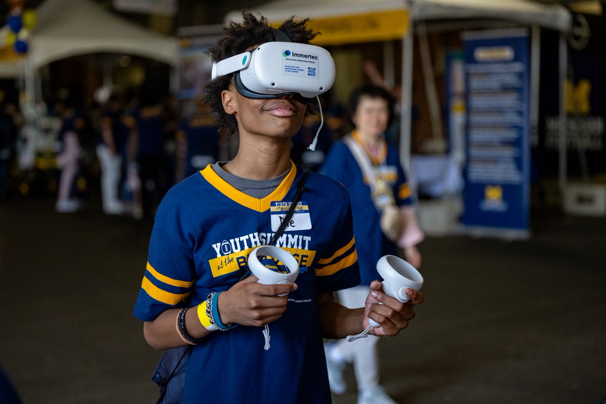 Over 430 #Michigan middle and high schoolers participated in the annual Youth Summit at the Big House featuring 29 research and clinical departments participating in simulations and hands-on learning demonstrations. #GoBlue!