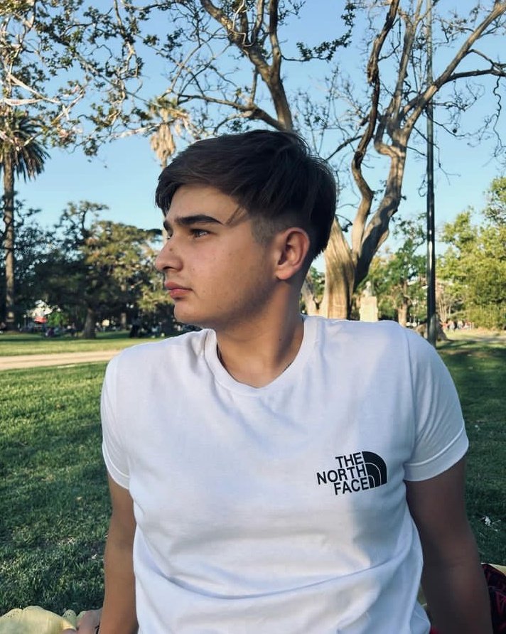 se busca novia para mi mejor amigo, necesita una compañera de vida URGENTEMENTE (Tiene ojos claros) eso es muy importante. Ayuda porfavor no lo aguanto mas 
ig del chabon: instagram.com/kevin_plomer?i…