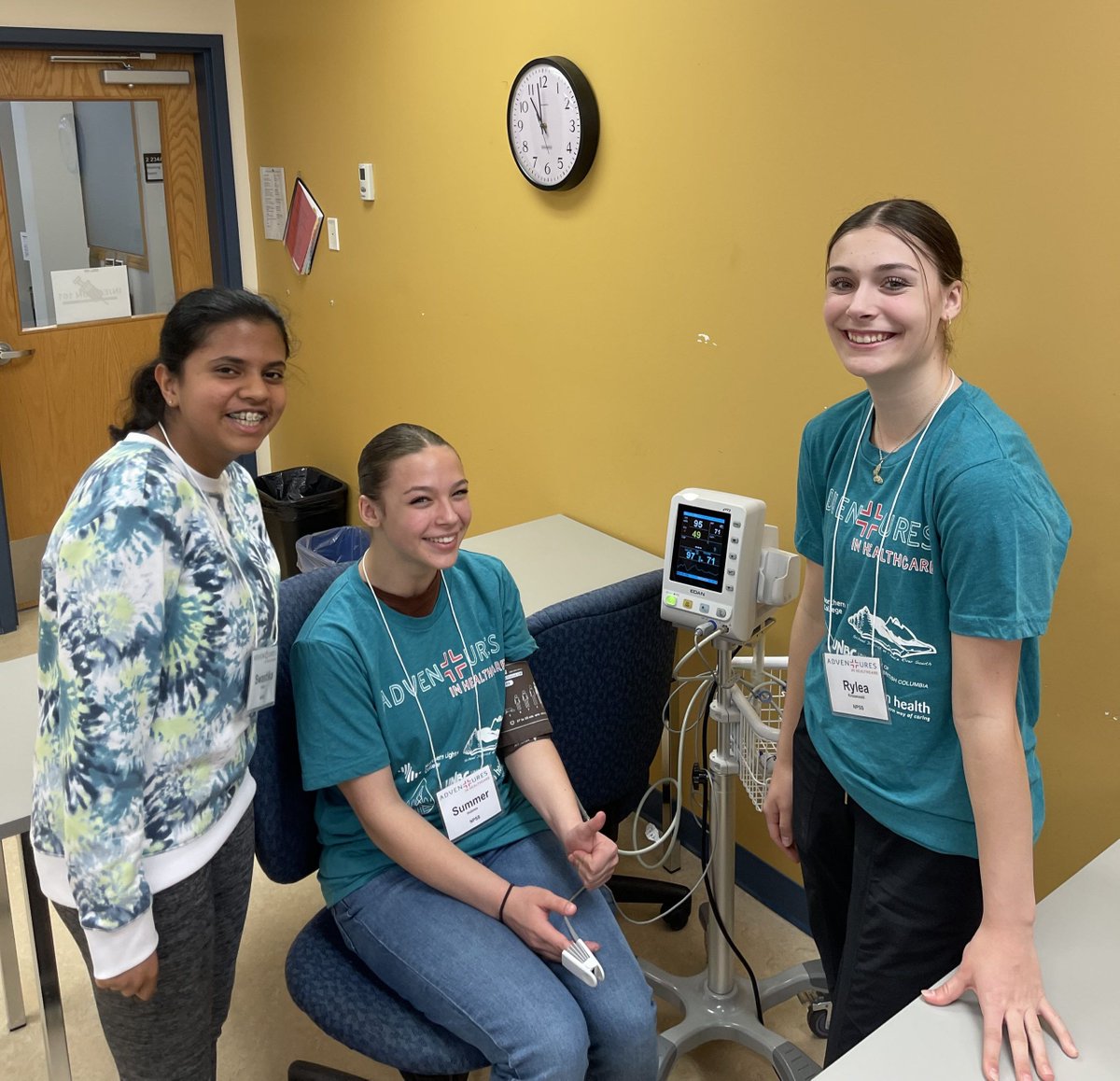 ⚕️Healthcare heroes in the making! Students from @sd60 and @SD59PRS took part in a collaborative, hands-on learning experience that explored different career paths in the healthcare sector. 🩺🚑 #bced buff.ly/3wRMh7N