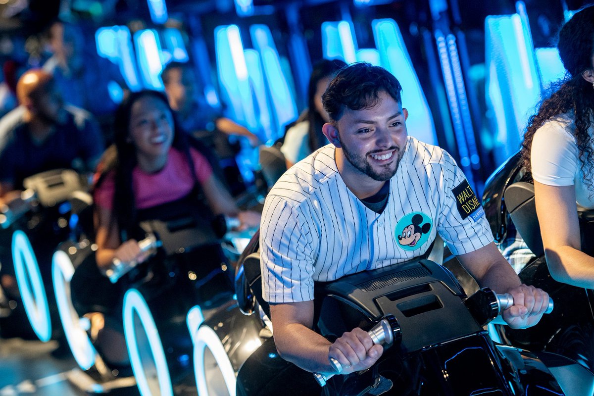 TRON Lightcycle Run in Walt Disney World is Disney's eerste launch coaster die naar buiten wordt afgeschoten. Bekijk deze spectaculaire achtbaan 👉 discoverthemagic.nl/walt-disney-wo…