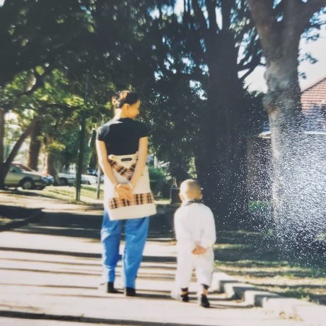 iskzlove's tweet photo. 👤: “'simplemente disfruta'. Escuché que fue algo que dice tu papá. Pensé que los padres que decían esto solo aparecían en películas”
 🐺: “mis padres son tan maravillosos ya que me criaron con amor y me enseñaron sobre el mundo en un país desconocido. Siempre estoy agradecido. + https://t.co/ozzt1xiAg1