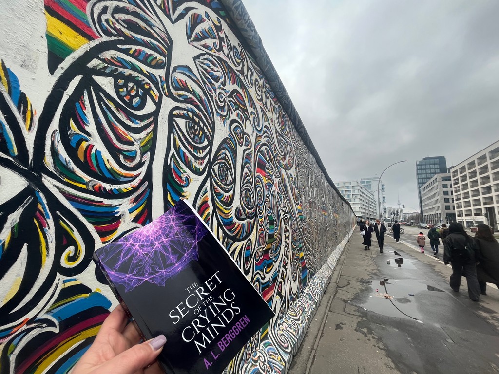 #booktour to the Berlin wall, Germany 🇩🇪 

#alberggren #thecryingminds #psychologicalthriller #reader #booklover  #bookclub #booksbooksbooks #reading #read #book #bookworm #booklovers #bookaddict #bookcommunity #Berlin #Germany #Berlinwall